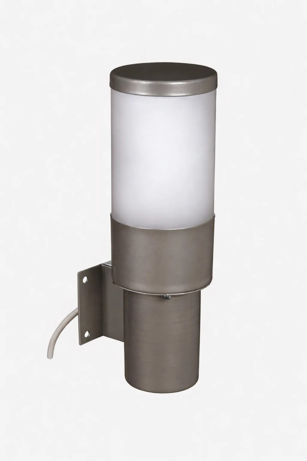 Lampa ścienna z metalowym wykończeniem